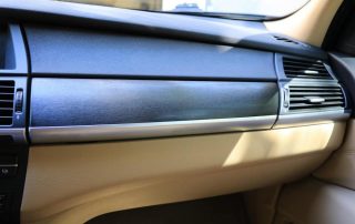 BMW Kojelaudan teippaus harjatulla alumiiniteipillä