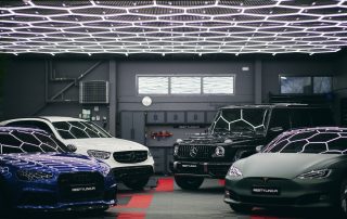Mercedes, Audi ja Tesla teipattuina