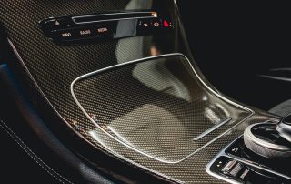 Mercedes keskikonsolin teippaus kiiltävällä hiilikuituteipillä (2)