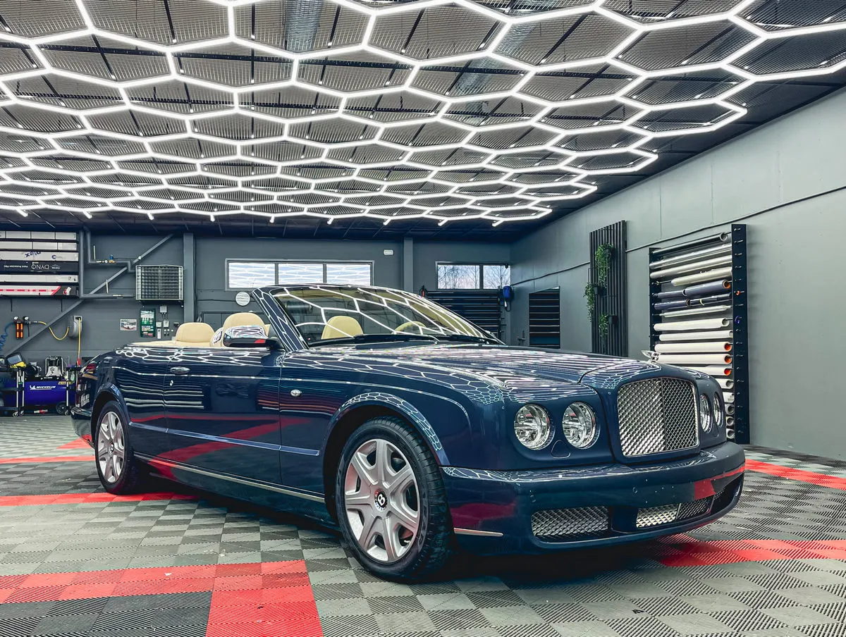 Bentleyn maalipinta kiiltää enemmän, kuin uutena. Bentley Azure