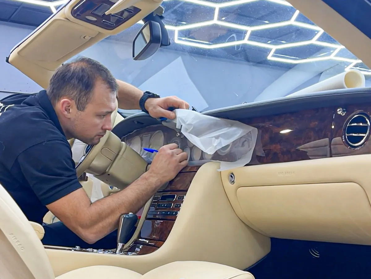 The professional installing the protective film focuses on the process even in the middle of the night, aiming to meet the schedule. "Bentley Azure"