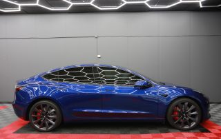 Tesla Model 3 auton lasien tummennus