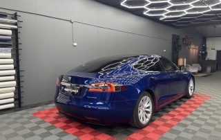 Tesla Model S auton lasien tummennus