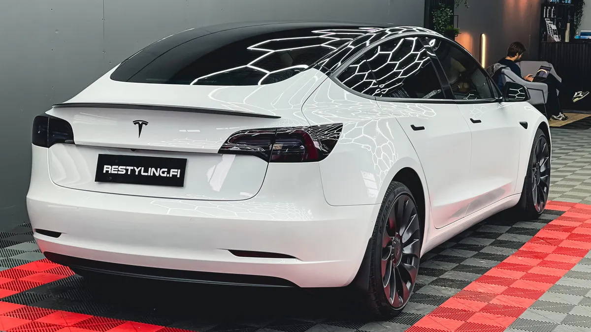 Takavalojen tummennus Tesla Model 3