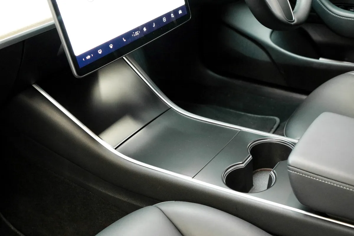 Tesla Model 3 sisätilojen keskikonsoli musta