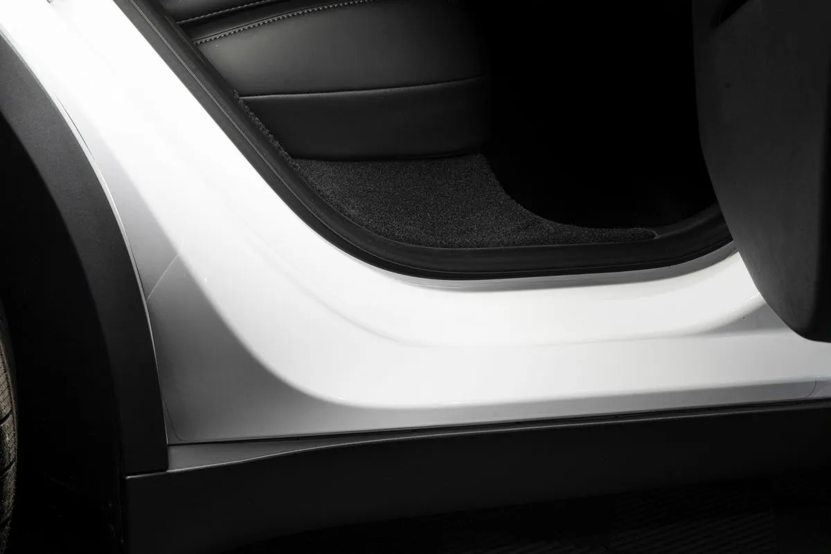 Protection taping of the rear door's inner threshold