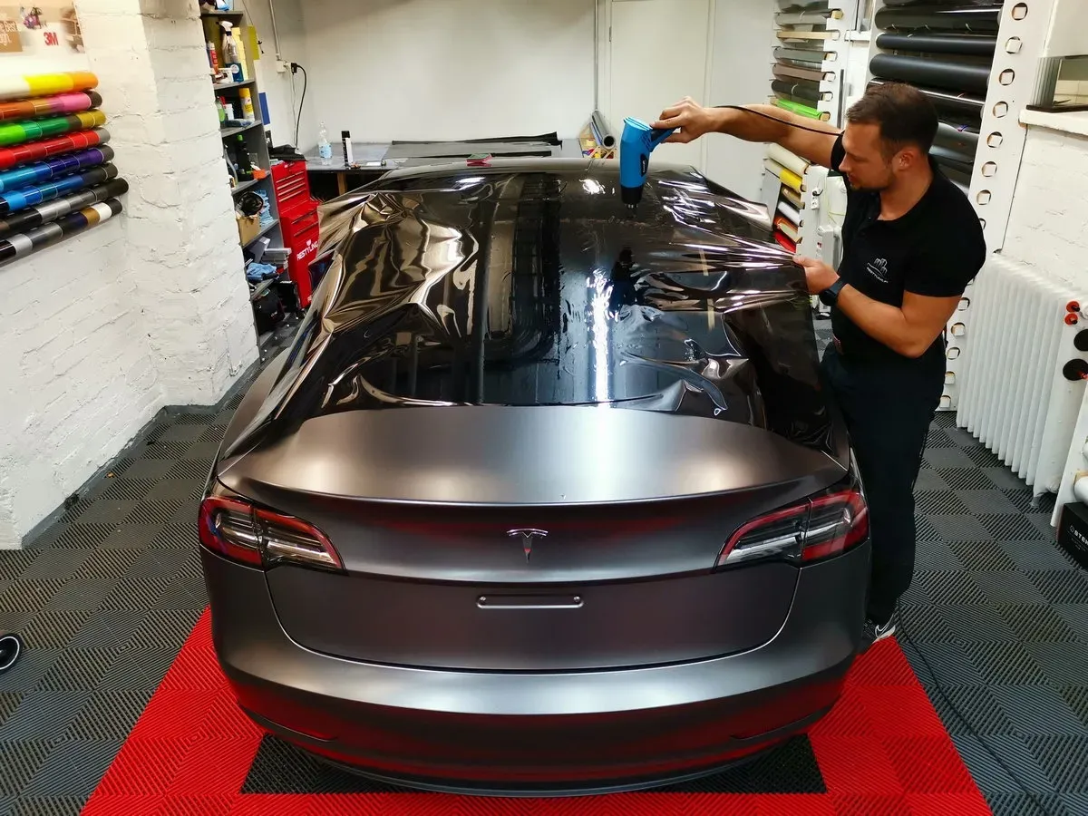Tesla Model 3 takalasien tummennus