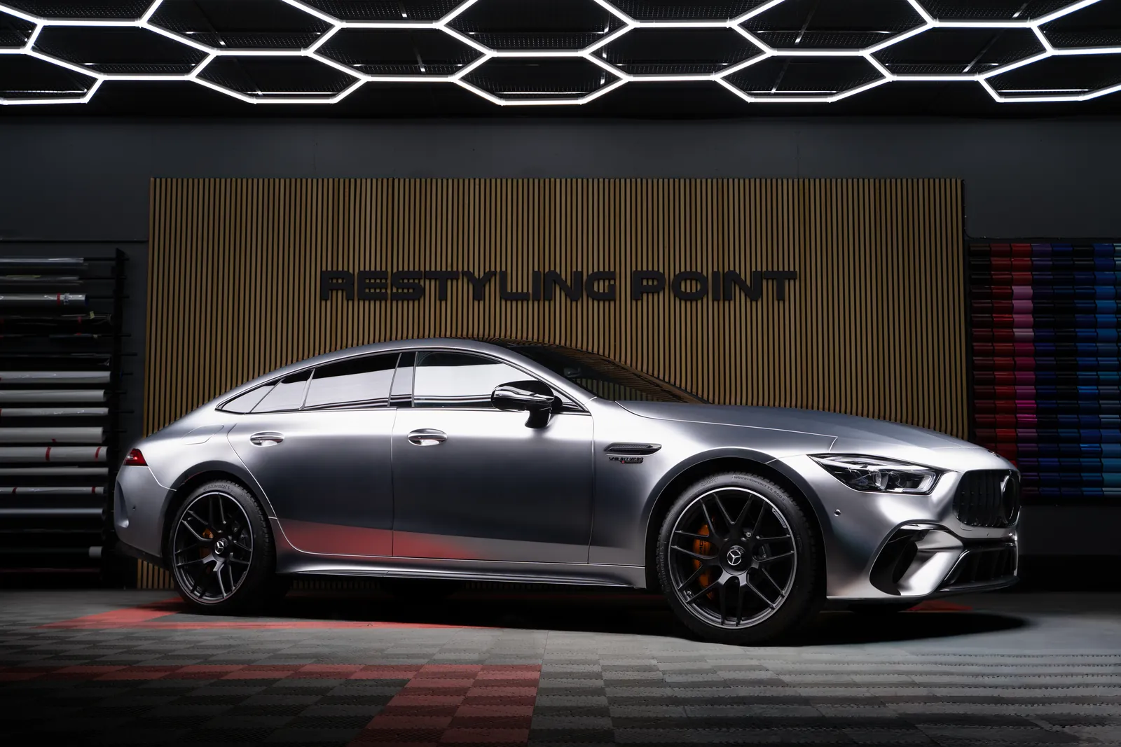 Hopeinen Mercedes-AMG GT 63 Restyling Pointin hallissa
