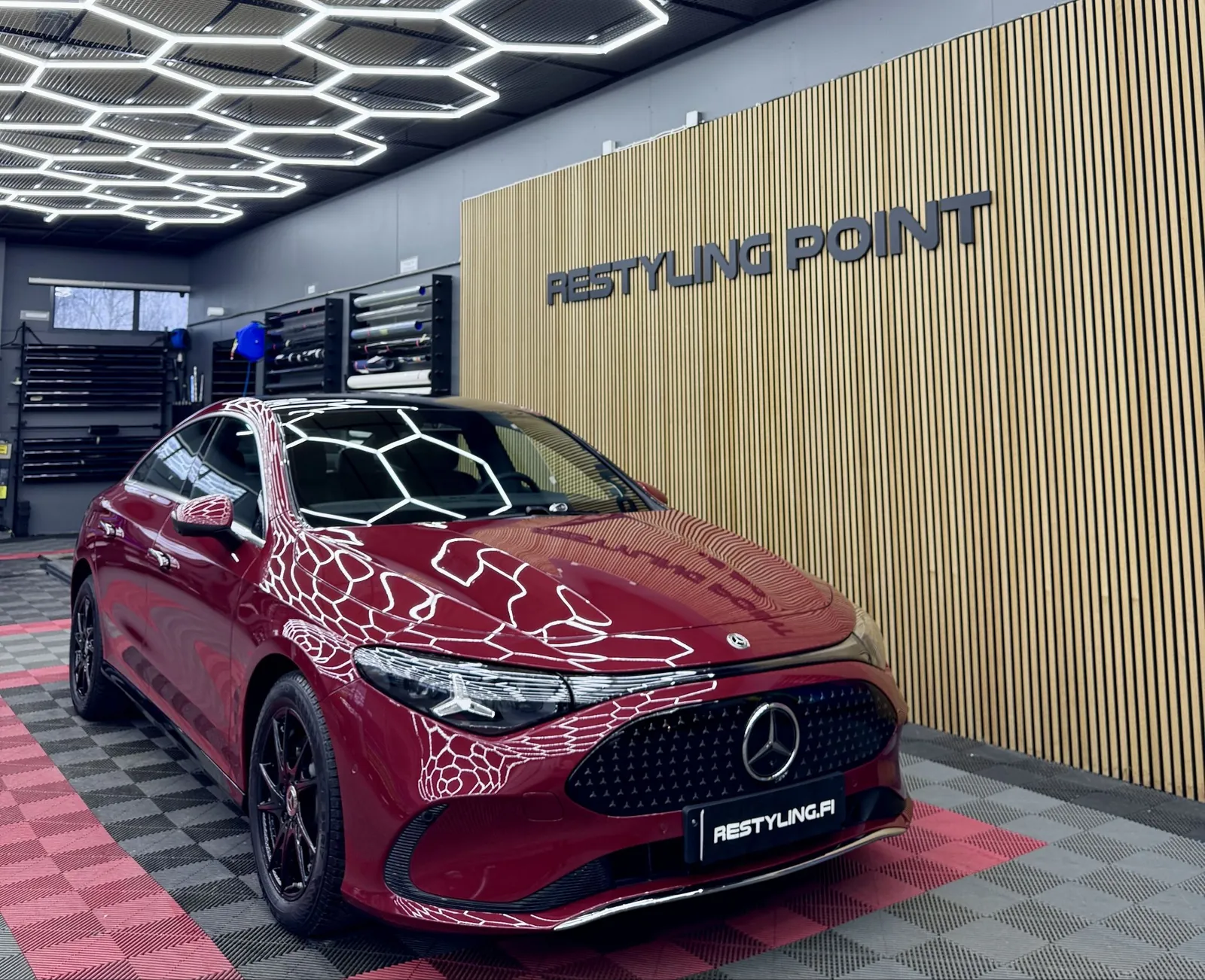 Mercedes-Benz CLA 2026:n etupuskuri, konepelti ja etulokasuojat ennen PPF-suojateippausta