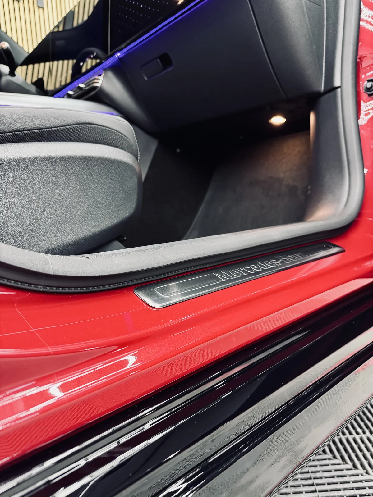 Mercedes-Benz CLA 2026:n sisäkynnys suojateipattu