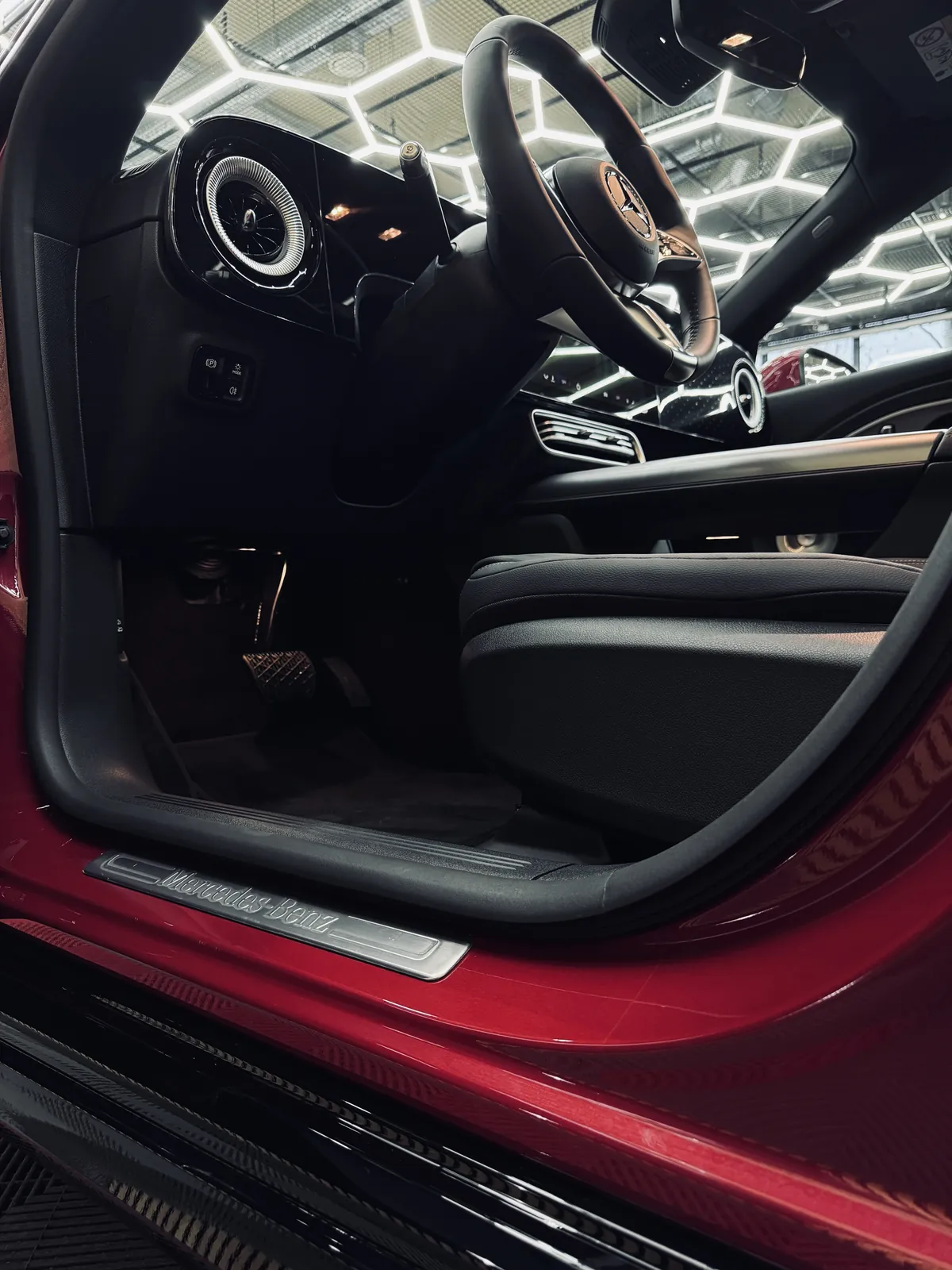 Mercedes-Benz CLA 2026:n kuljettajan puolen sisäkynnys suojateipattu
