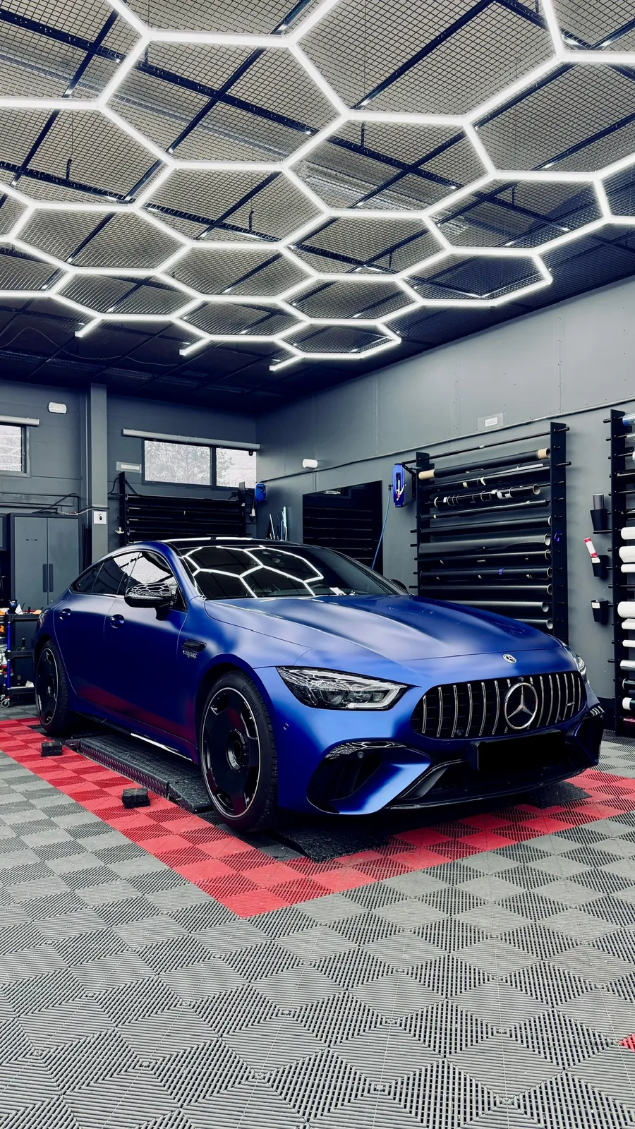 Mercedes-AMG Restyling Pointin hallissa, matta maalipinta