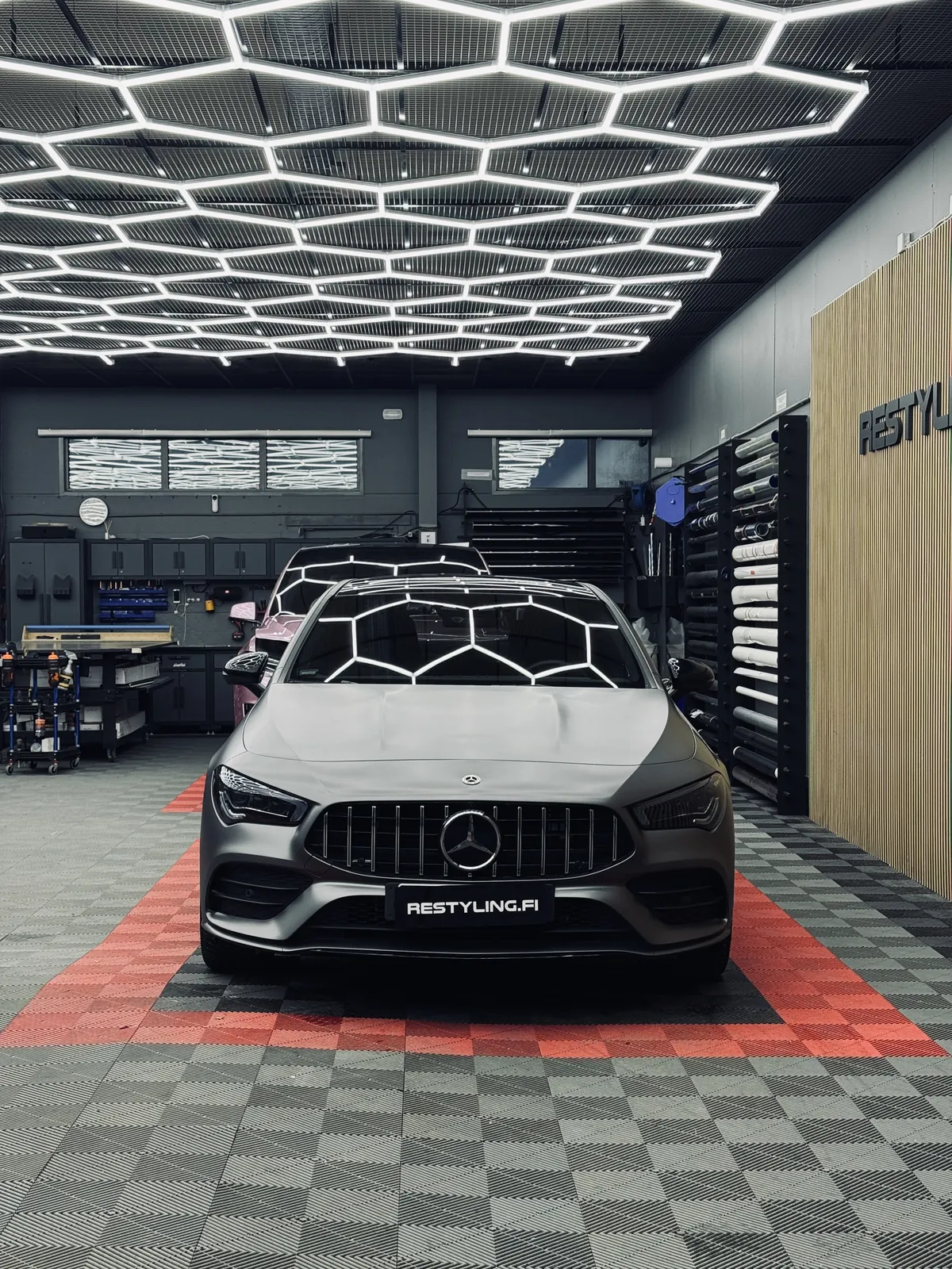 Harmaa Mercedes-Benz edestä Restyling Pointin hallissa