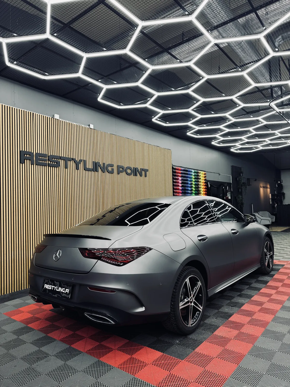 Harmaa Mercedes-Benz CLA viistosti takaa