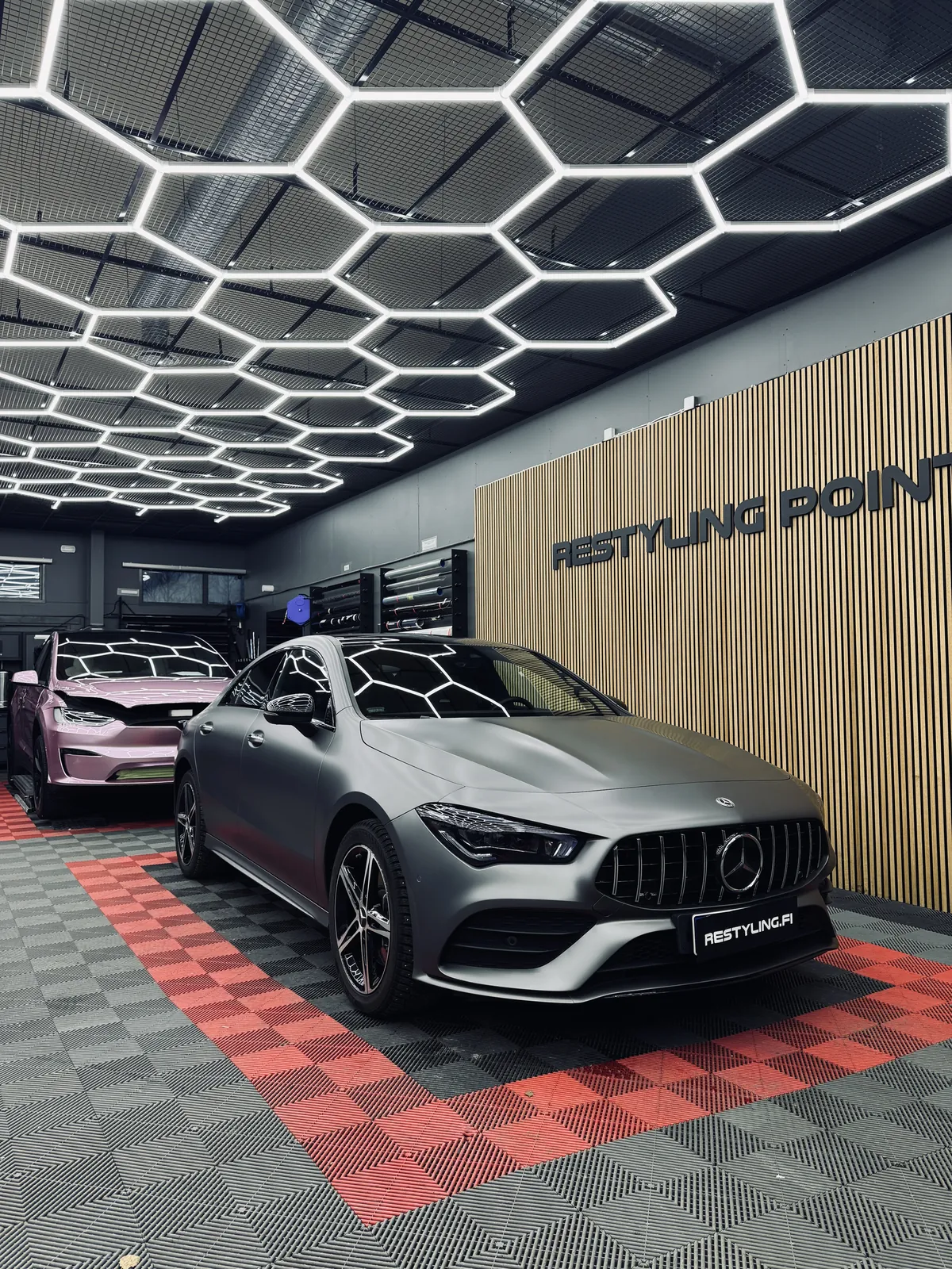 Harmaa Mercedes-Benz CLA viistosti edestä