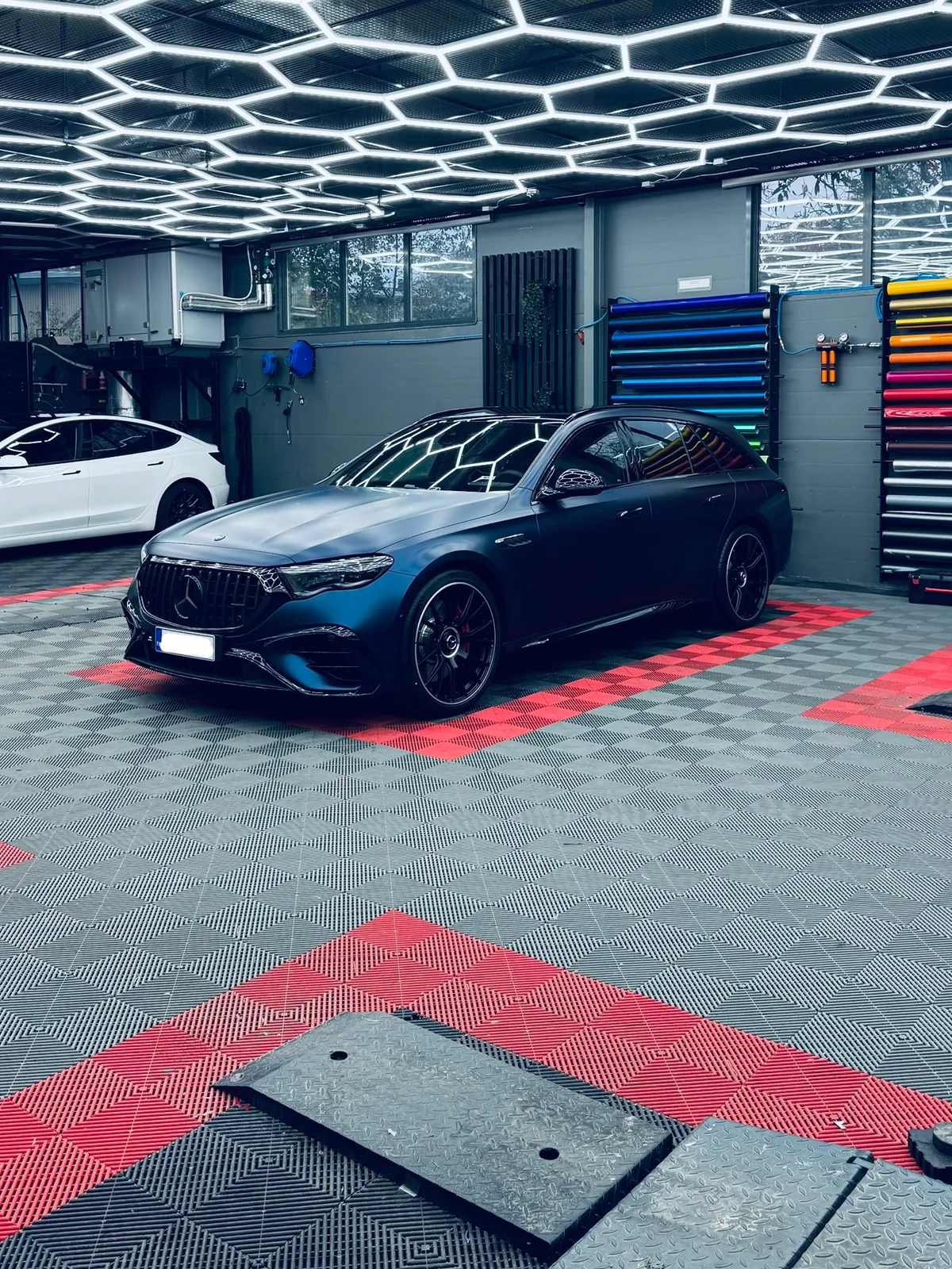 Mercedes-Benz nostimella Restyling Pointin hallissa