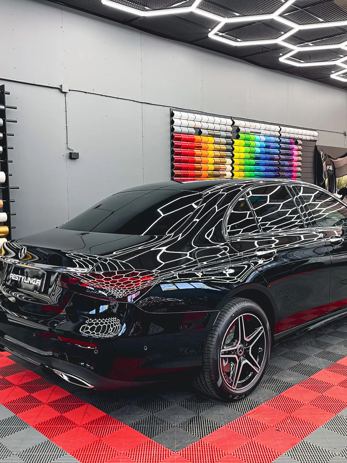 Musta Mercedes-Benz Restyling Pointin hallissa