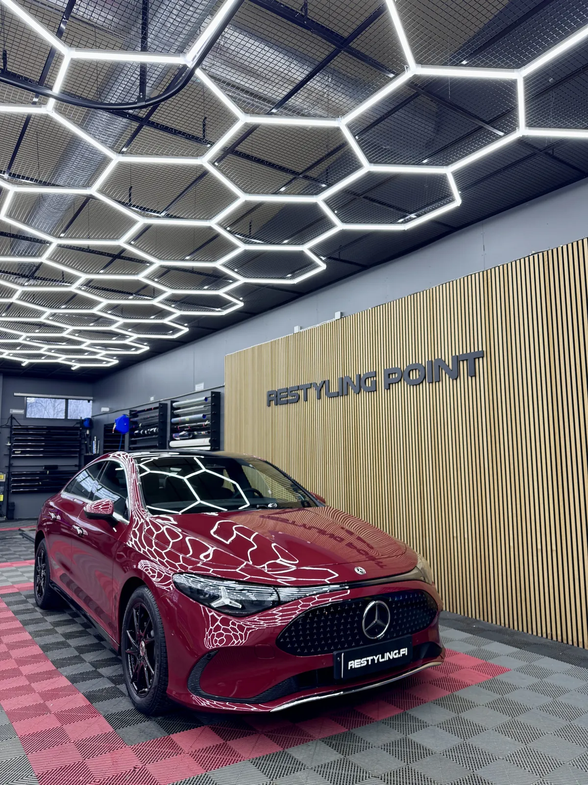 Punainen Mercedes-Benz CLA 2026 viistosti edestä Restyling Pointin hallissa