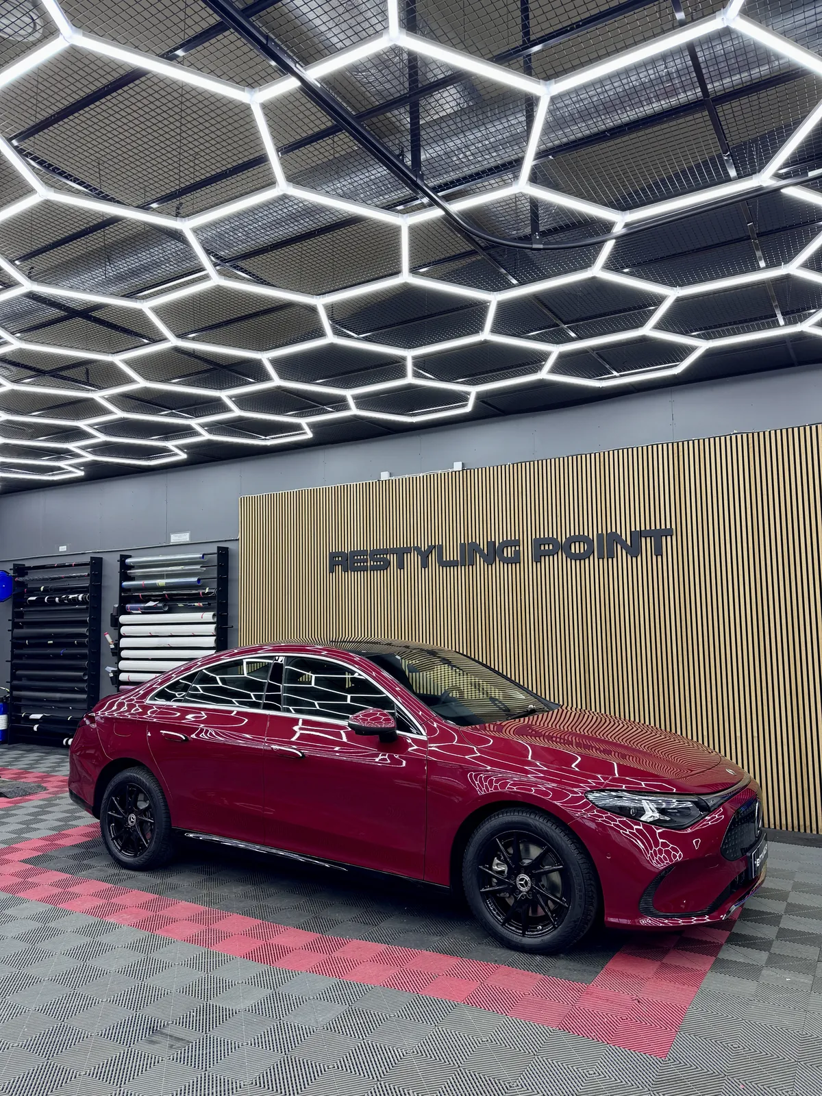 Punainen Mercedes-Benz CLA 2026 sivulta