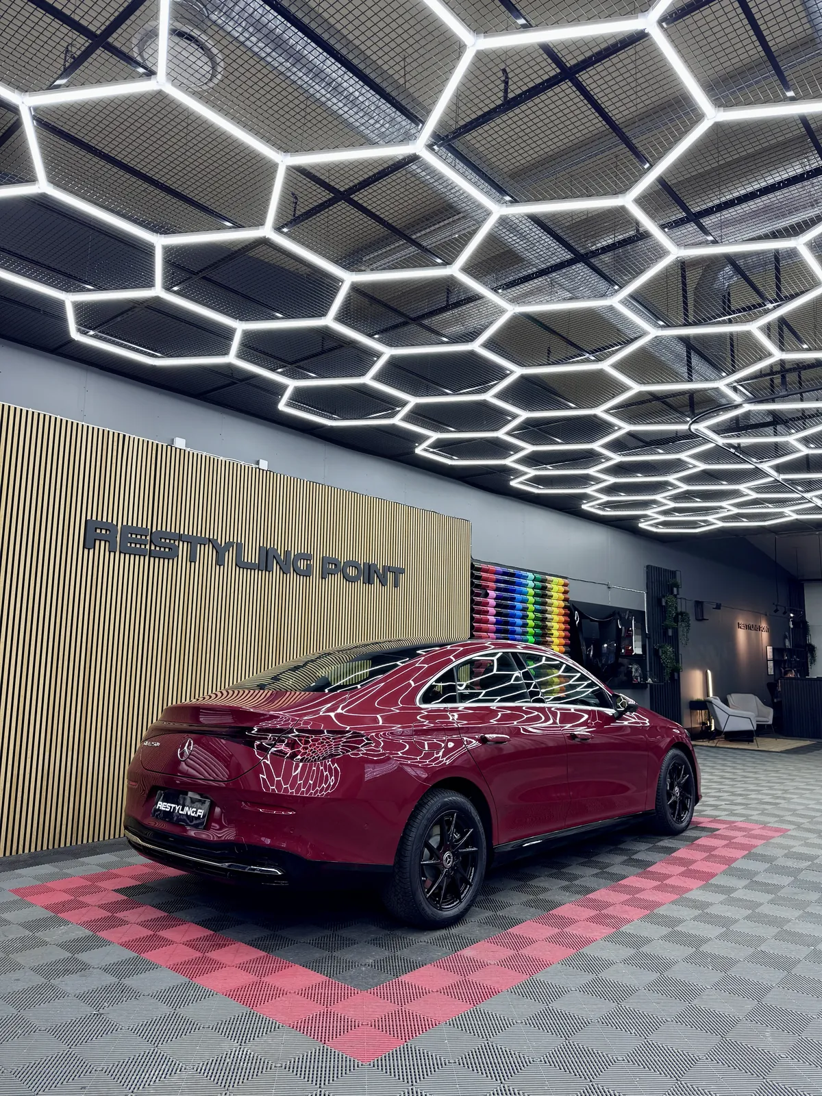 Punainen Mercedes-Benz CLA 2026 viistosti takaa