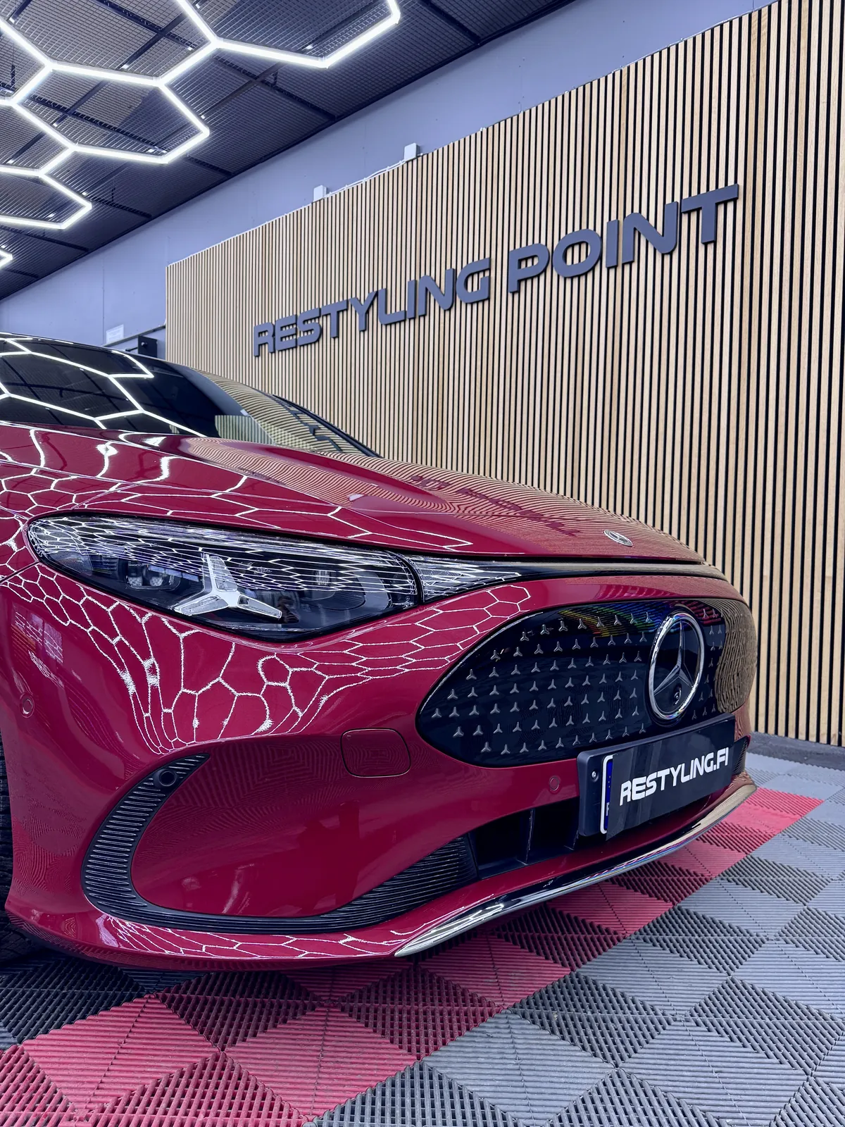 Punaisen Mercedes-Benz CLA 2026:n keula ja ajovalo