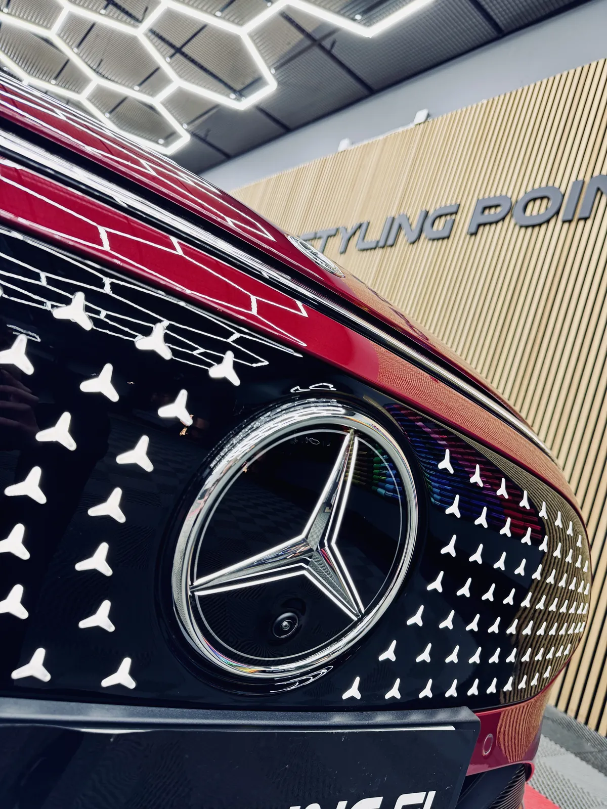 Punaisen Mercedes-Benz CLA 2026:n säleikkö ja tähtikuvio läheltä