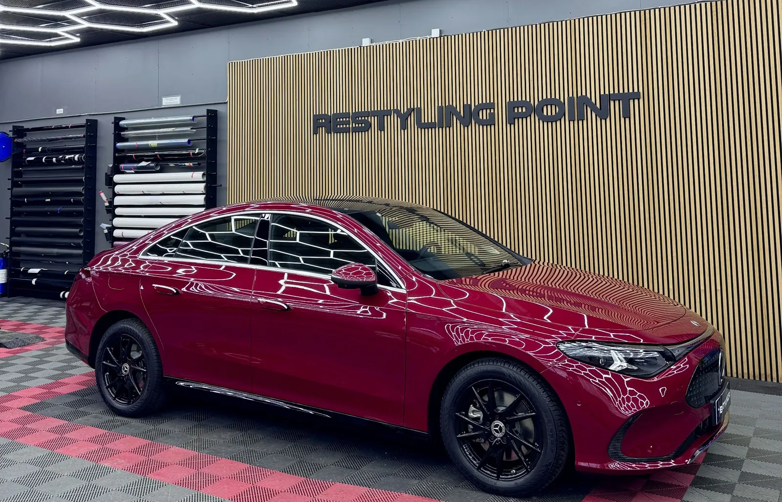Punainen Mercedes-Benz CLA 2026 Restyling Pointin hallissa