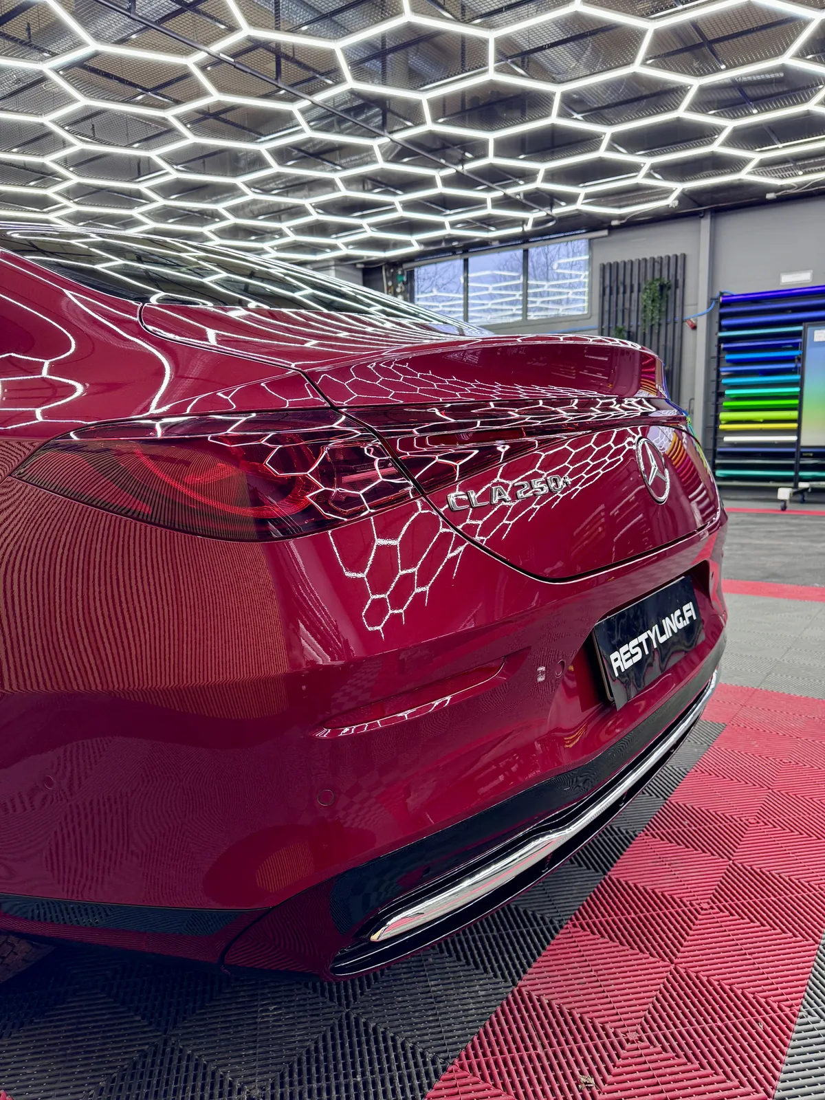 Punaisen Mercedes-Benz CLA 2026:n takaosa