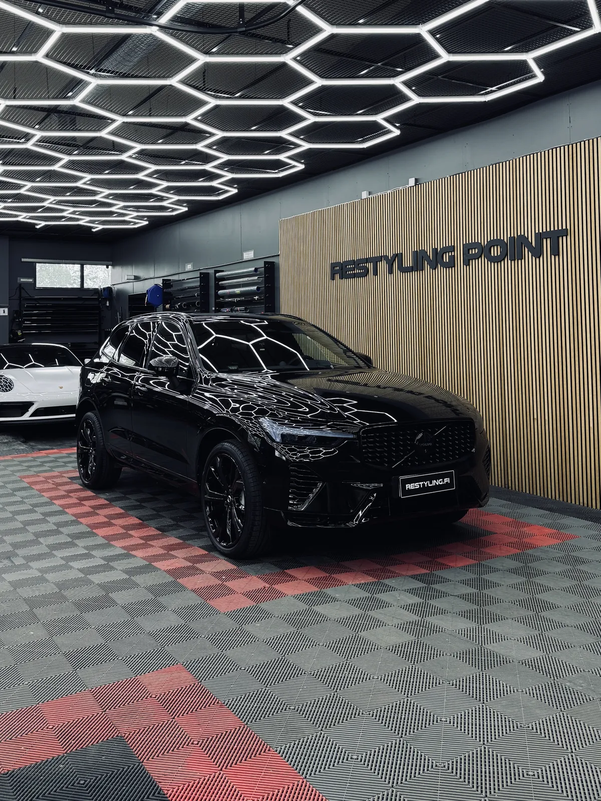 Musta Volvo XC60 2026 Restyling Pointin hallissa viistosti edestä