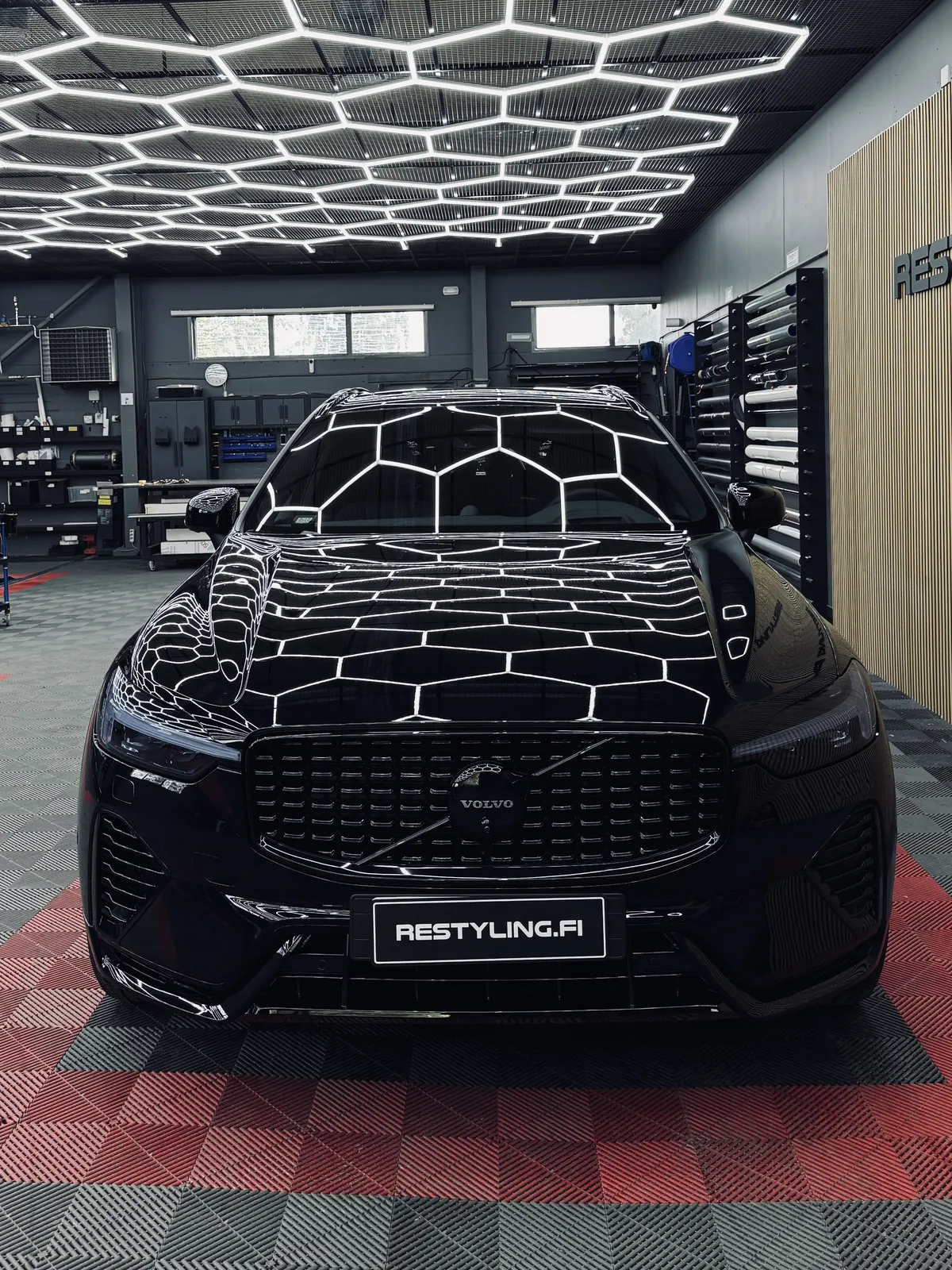 Musta Volvo XC60 edestä Restyling Pointin hallissa