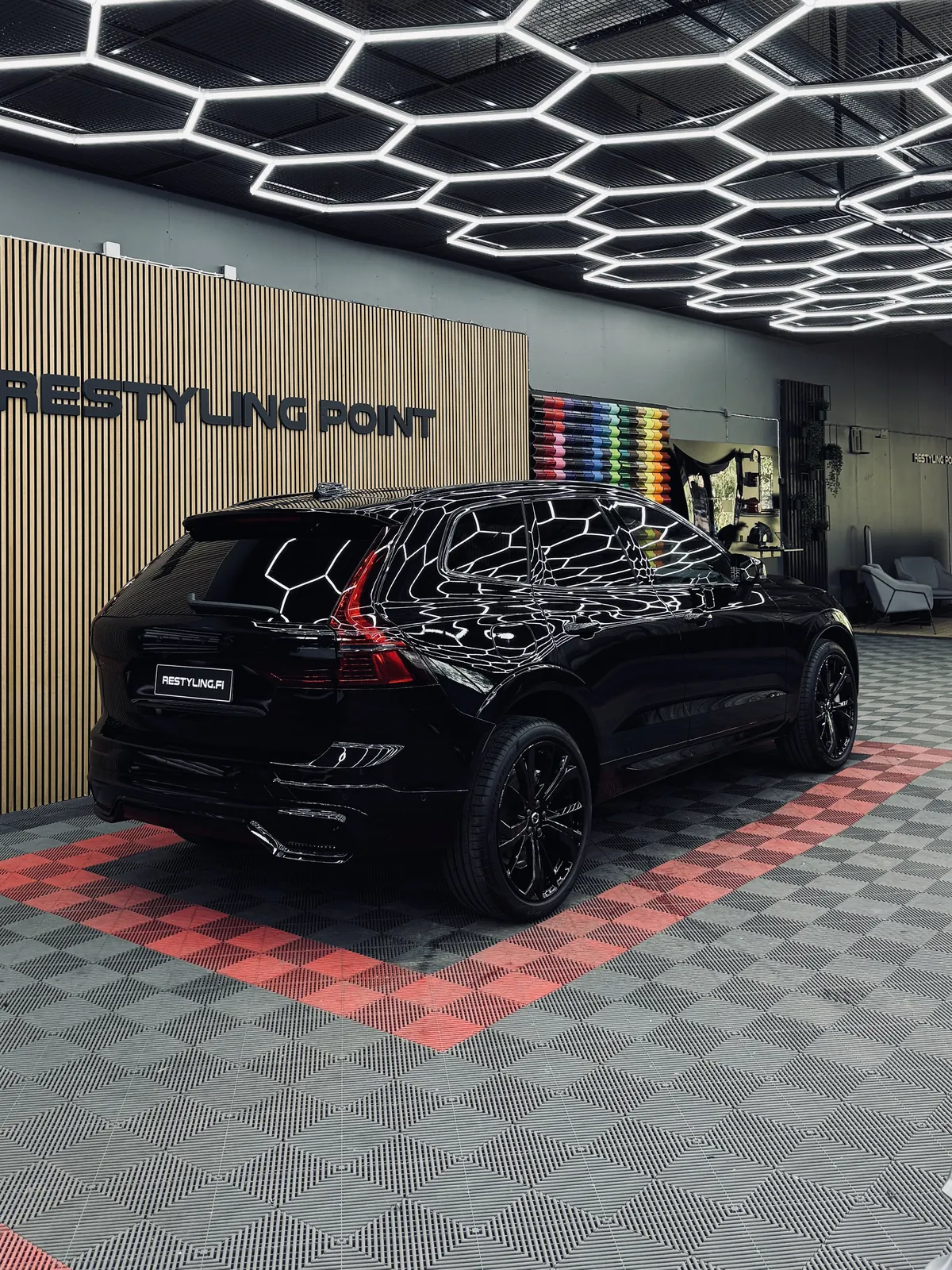 Musta Volvo XC60 viistosti takaa