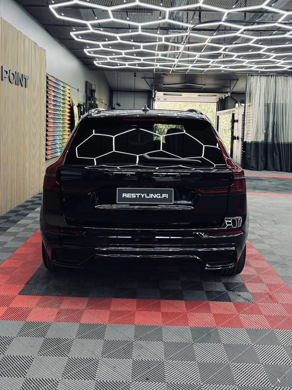 Musta Volvo XC60 takaa