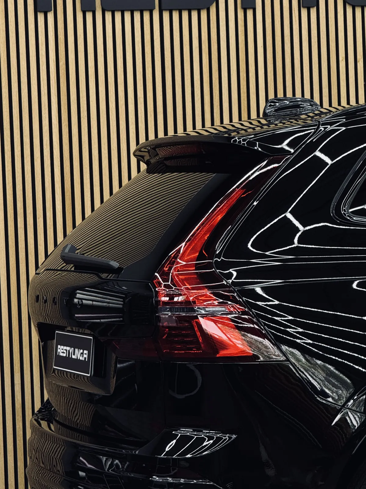 Mustan Volvo XC60:n takavalo lähikuvassa