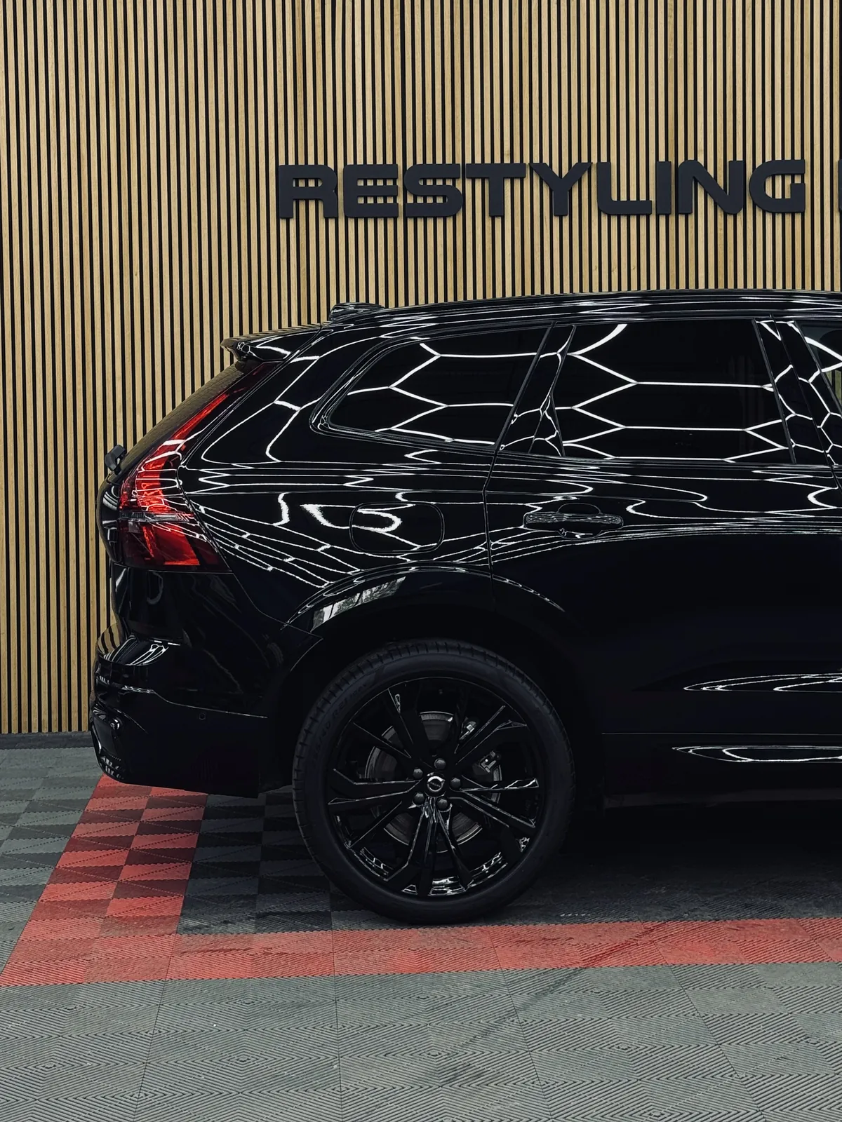 Mustan Volvo XC60:n takakulma sivulta