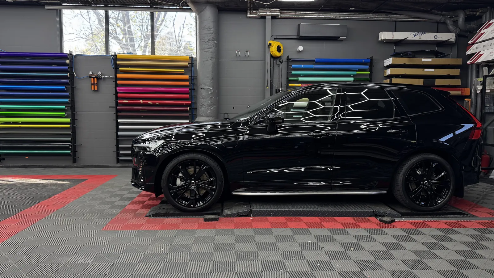 Musta Volvo XC60 sivulta Restyling Pointin hallissa