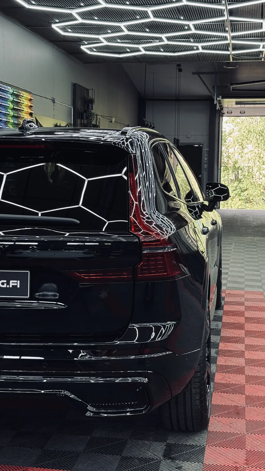 Mustan Volvo XC60:n tummennetut takalasit