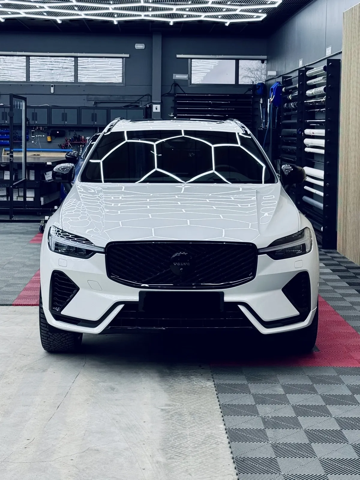 Valkoinen Volvo XC60 T8 edestä Restyling Pointin hallissa
