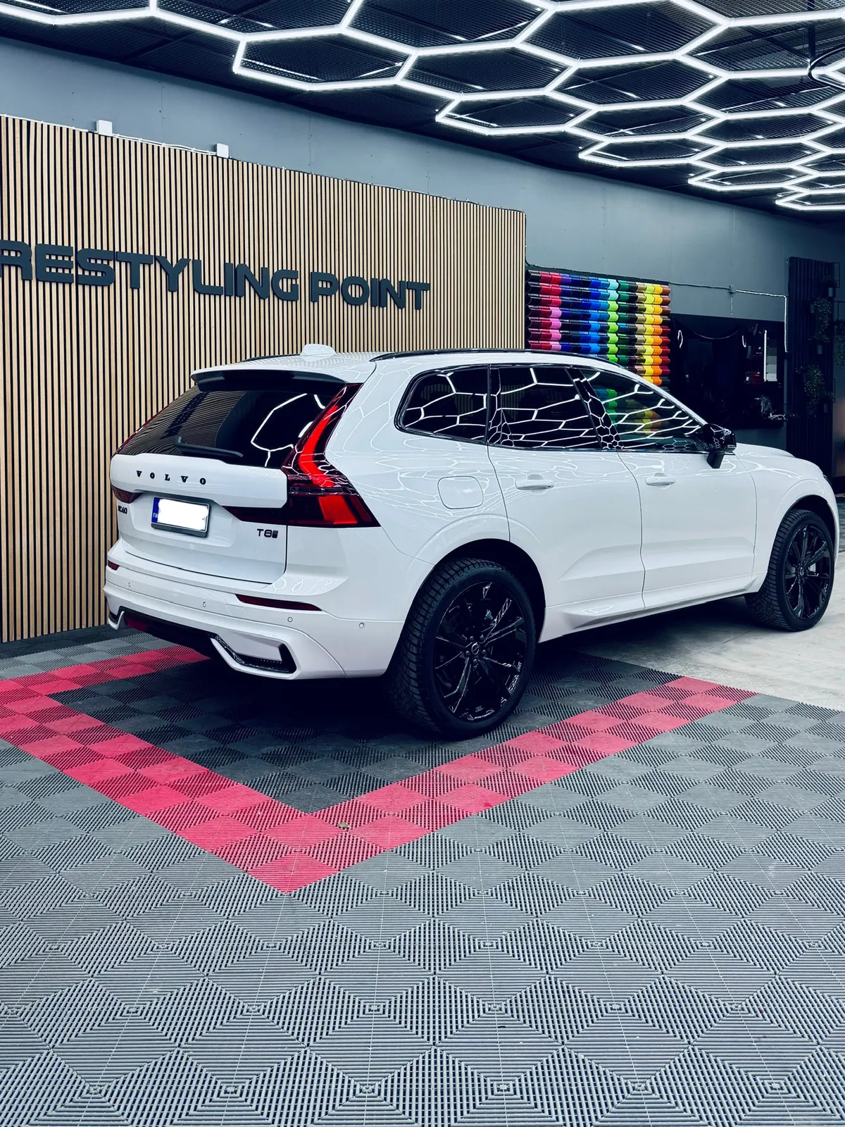 Valkoinen Volvo XC60 viistosti takaa