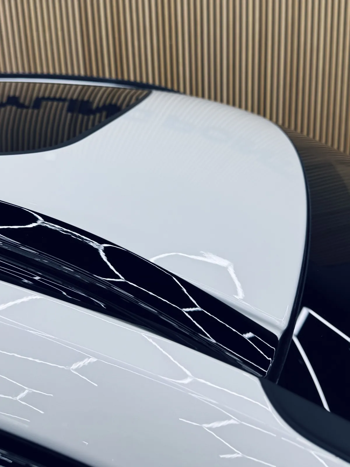 Valkoisen Volvo XC60:n takaspoileri