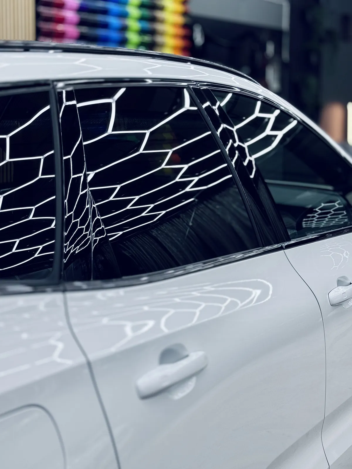 Valkoisen Volvo XC60:n takaovi ja sivuikkunat