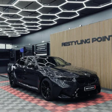 10 000 km mittarissa. Tässä vaiheessa suojaus ei ole enää vain uuden auton asia. Tämä 2026 BMW M5 tuli meille noin 10 000…