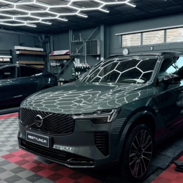 Kaikkea ei tarvitse suojata samalla tavalla. Tämä Volvo XC90 on hyvä esimerkki siitä, miksi. Auton eri pinnat kohtaavat…