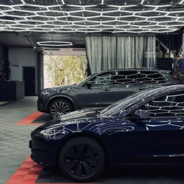 Uusi auto suoraan luovutuksesta PPF-suojaukseen. Ennen kuin sillä ehditään oikeastaan edes ajaa. Tämä uusi Tesla Model 3…